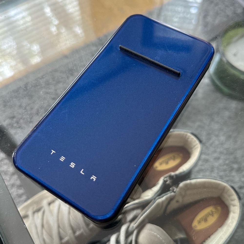 Tesla Wireless Portable Charger 2.0